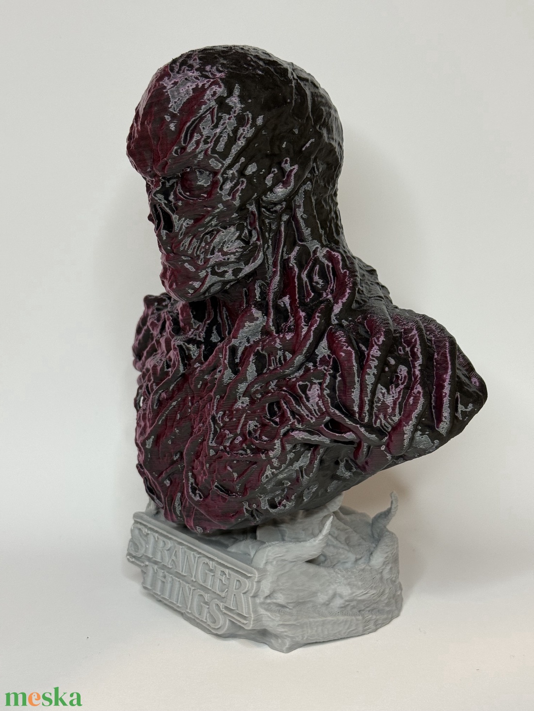 Stranger Things - Vecna Prémium Mellszobor Feliratos Talpazattal (20,5 cm) - kellékek & szerszámok - dekorációs kellékek - figurák - Meska.hu