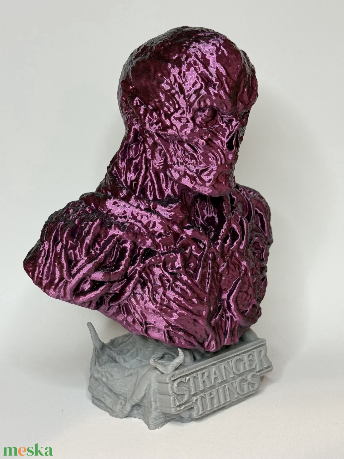 Stranger Things - Vecna Prémium Mellszobor Feliratos Talpazattal (20,5 cm) - kellékek & szerszámok - dekorációs kellékek - figurák - Meska.hu