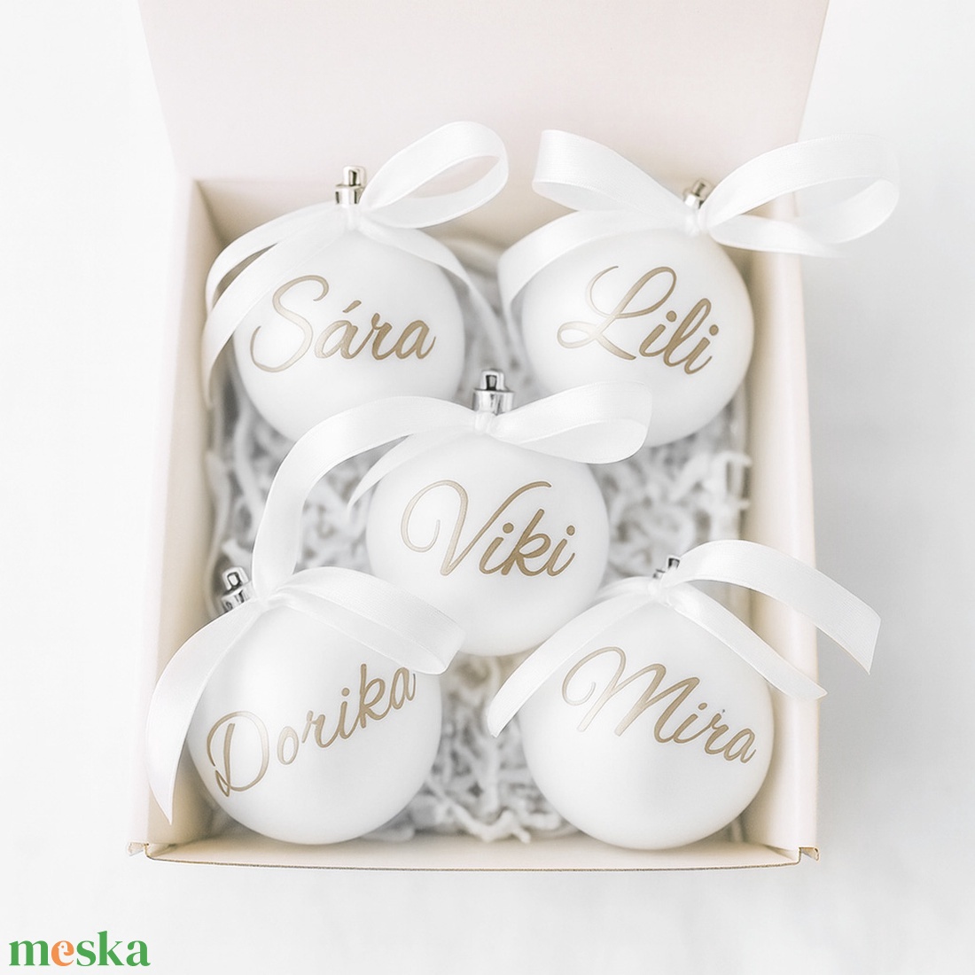 Karácsonyi gömb névre szóló, Karácsonyi gömb egyedi felirattal, Egyedi karácsonyi gömb, Karácsonyi dísz ajándéknak - karácsony - karácsonyi lakásdekoráció - karácsonyfadíszek - Meska.hu