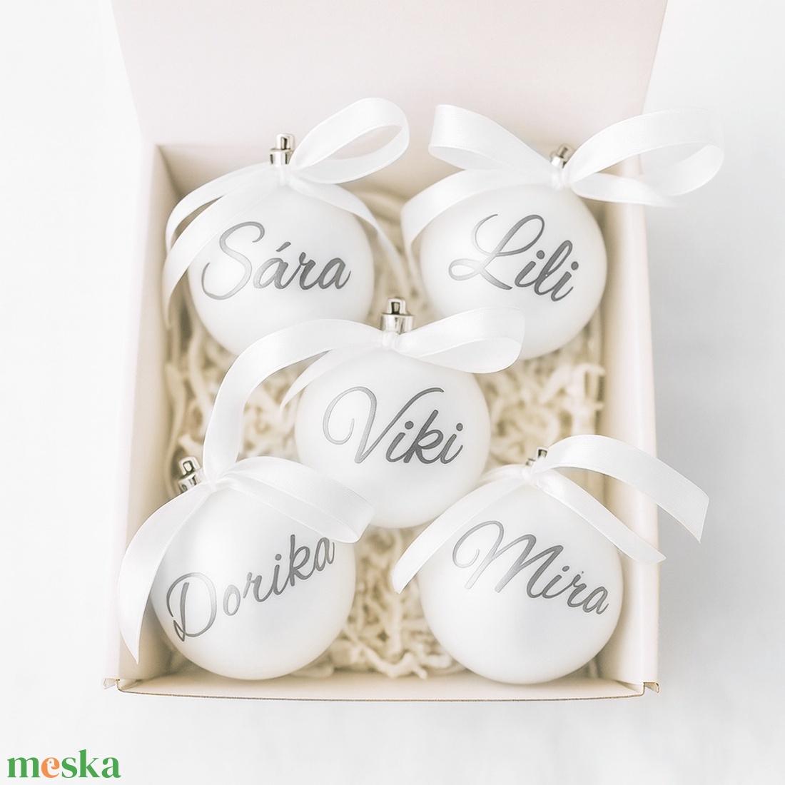 Karácsonyi gömb névre szóló, Karácsonyi gömb egyedi felirattal, Egyedi karácsonyi gömb, Karácsonyi dísz ajándéknak - karácsony - karácsonyi lakásdekoráció - karácsonyfadíszek - Meska.hu