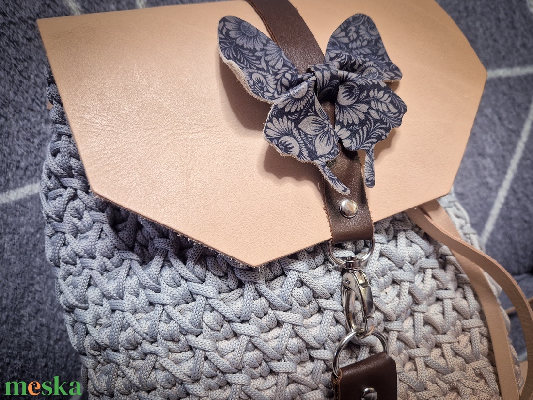 Horgolt hátizsák bőr szerelékkel, zsebes béléssel - táska & tok - hátizsák - hátizsák - Meska.hu