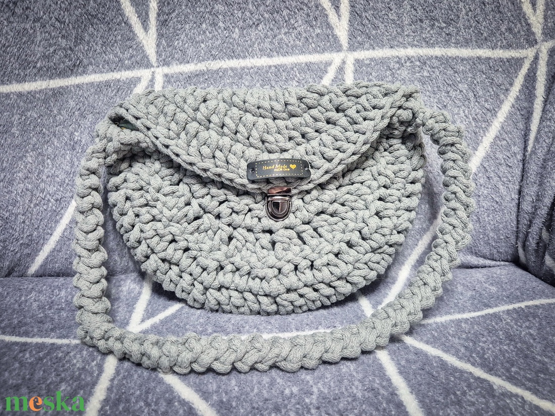 Szürke horgolt alkalmi válltáska, béléssel - táska & tok - kézitáska & válltáska - alkalmi táska - Meska.hu
