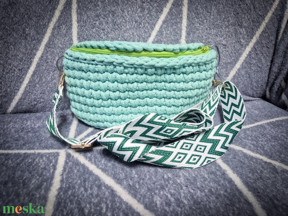 Világoszöld horgolt crossbody övtáska - táska & tok - övtáska - Meska.hu