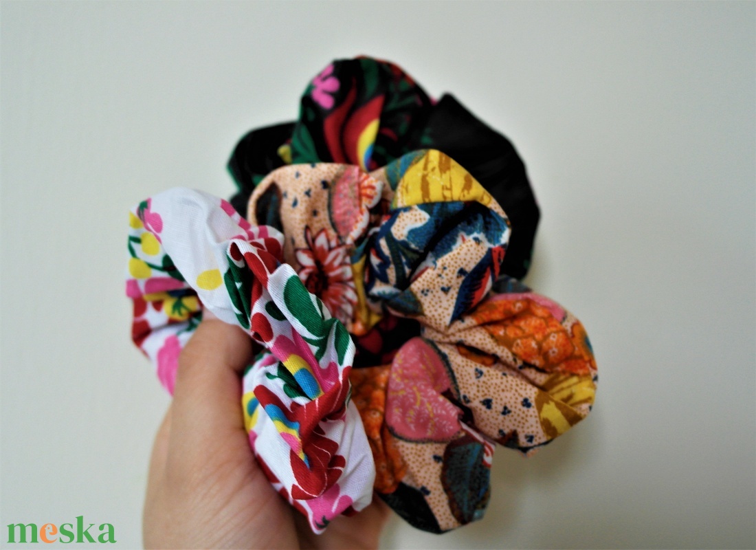 Mintás hajgumi szett - Kalocsai mintás kiegészítő - Scrunchie - ruha & divat - hajdísz & hajcsat - hajgumi - Meska.hu Mintás hajgumi szett - Kalocsai mintás kiegészítő - Scrunchie - ruha & divat - hajdísz & hajcsat - hajgumi - Meska.hu