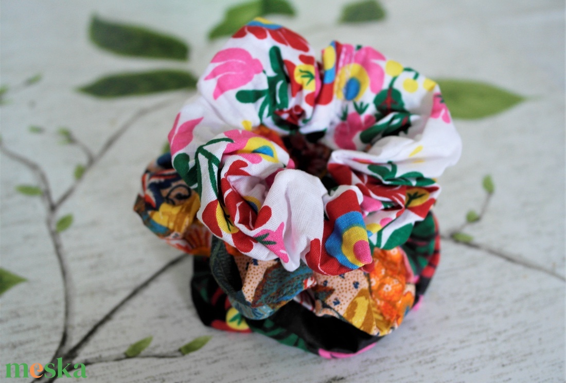 Mintás hajgumi szett - Kalocsai mintás kiegészítő - Scrunchie - ruha & divat - hajdísz & hajcsat - hajgumi - Meska.hu Mintás hajgumi szett - Kalocsai mintás kiegészítő - Scrunchie - ruha & divat - hajdísz & hajcsat - hajgumi - Meska.hu