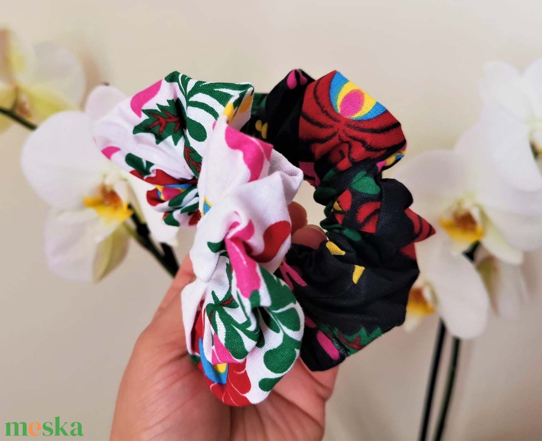 Matyó mintás hajgumi szett lófarokhoz - scrunchie hajgumi - Oeko-tex minősítésű anyag - ruha & divat - hajdísz & hajcsat - hajgumi - Meska.hu Matyó mintás hajgumi szett lófarokhoz - scrunchie hajgumi - Oeko-tex minősítésű anyag - ruha & divat - hajdísz & hajcsat - hajgumi - Meska.hu