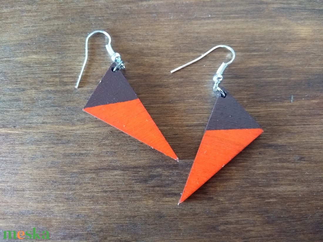 narancs-barna aszimmetrikus háromszög - fa fülbevaló - ékszer - fülbevaló - lógó fülbevaló - Meska.hu