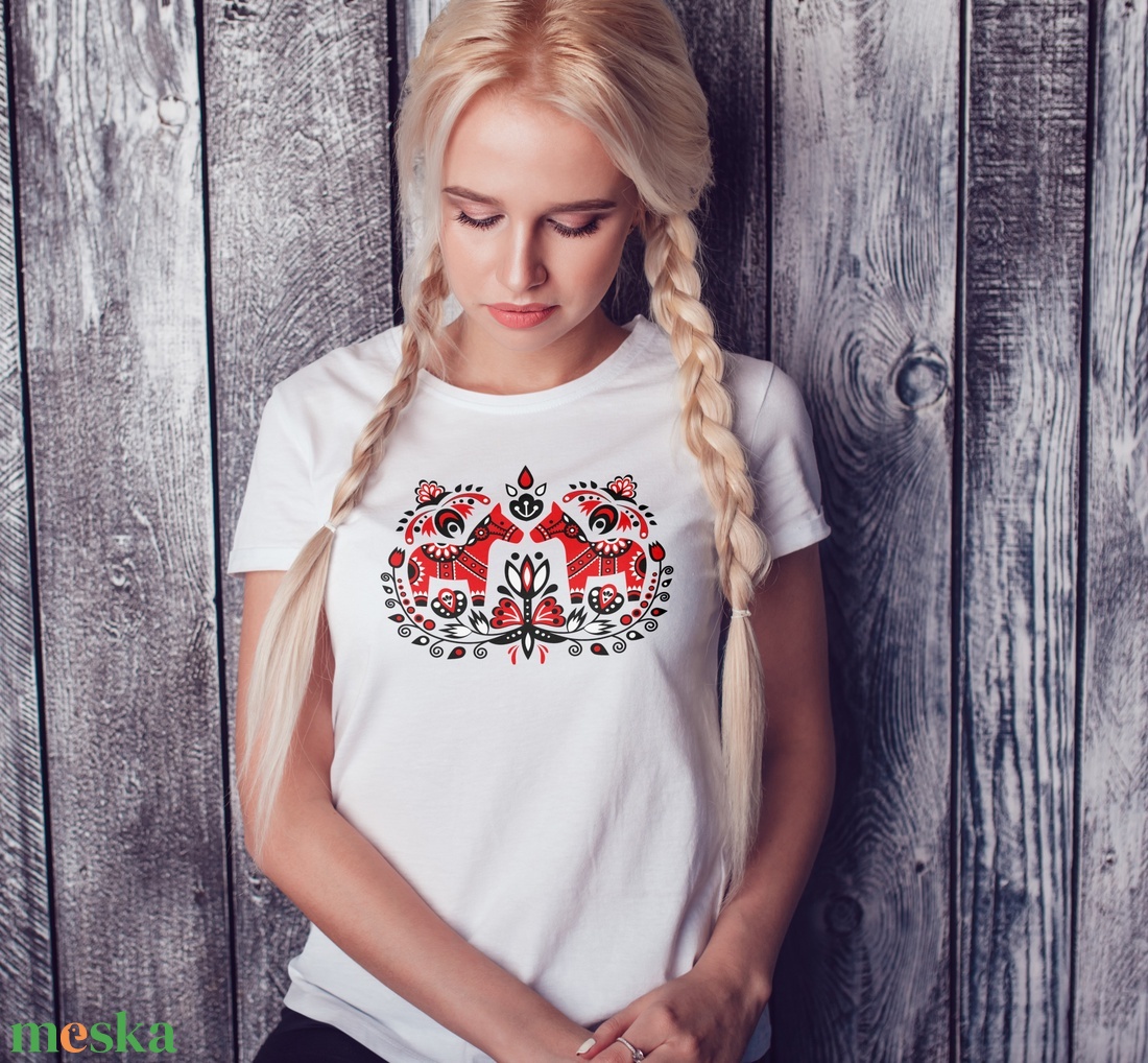 Skandináv népi motívumos egyedi női póló - ruha & divat - női ruha - póló, felső - Meska.hu Skandináv népi motívumos egyedi női póló - ruha & divat - női ruha - póló, felső - Meska.hu
