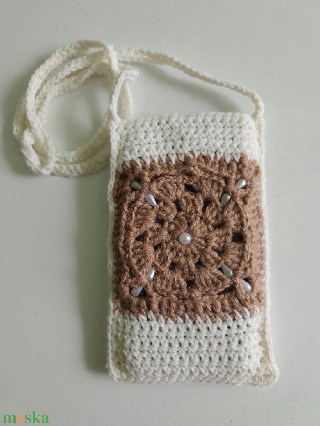 Kávéház hangulat � Gyöngyökkel díszített horgolt granny square mobiltáska - táska & tok - pénztárca & más tok - telefontok - Meska.hu