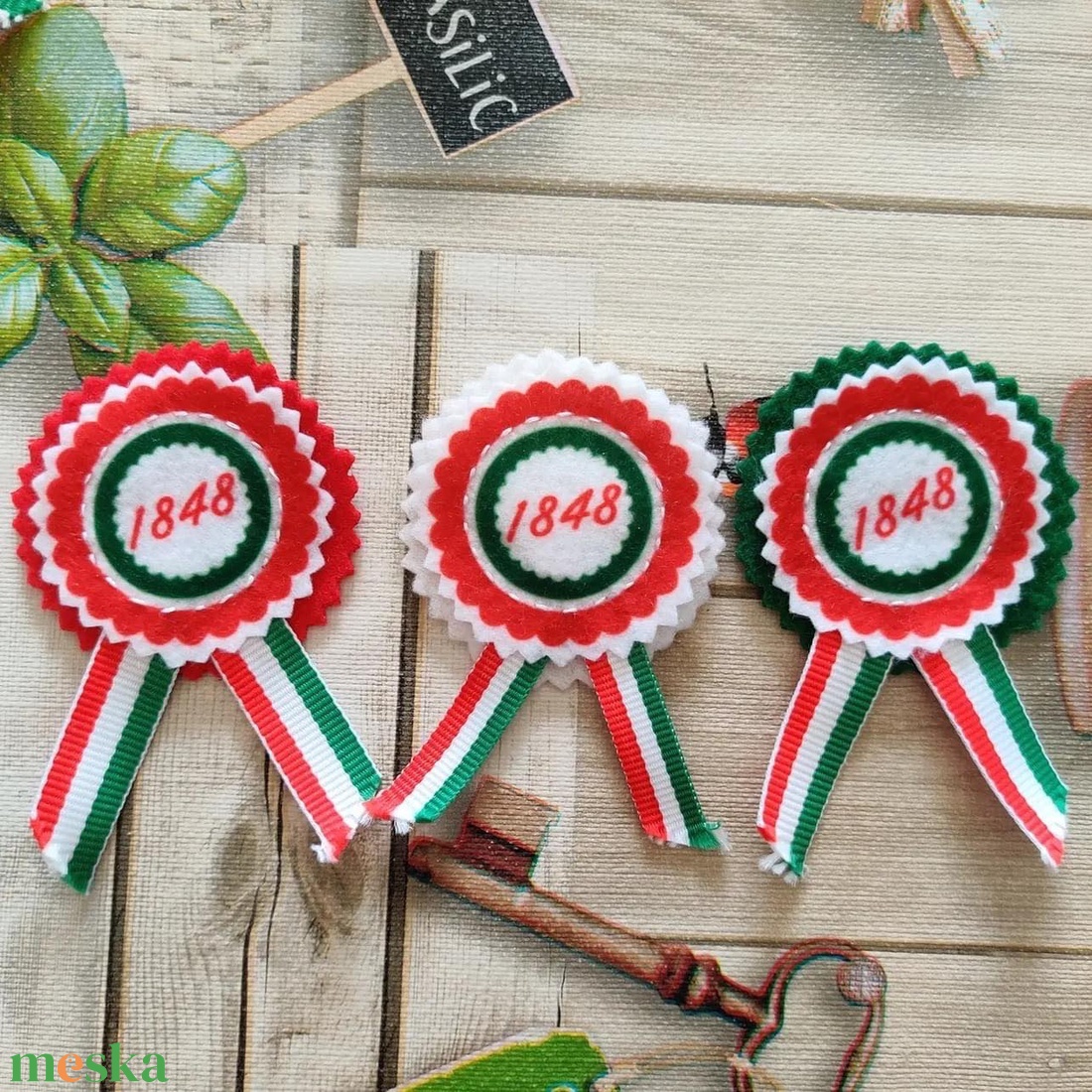 Nemzeti színű kitűző-felnőtteknek  - ékszer - kitűző és bross - Meska.hu