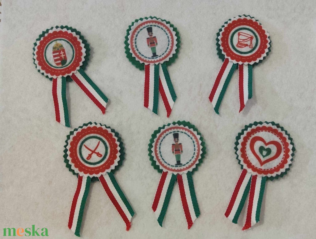 Nemzeti színű kitűző iskolásoknak  - ékszer - kitűző és bross - Meska.hu