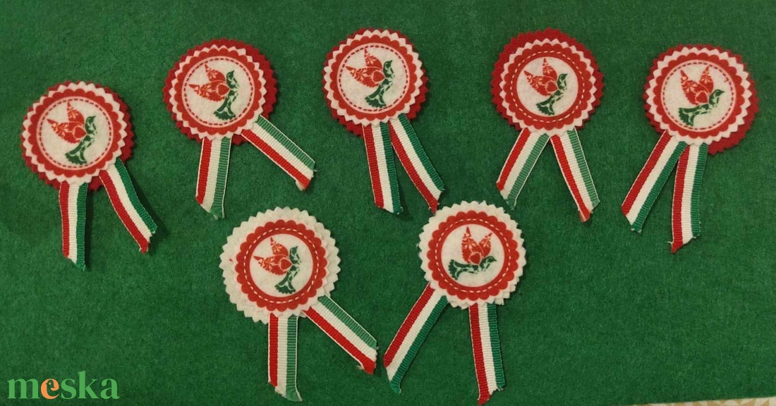 Nemzeti színű kitűző iskolásoknak  - ékszer - kitűző és bross - Meska.hu