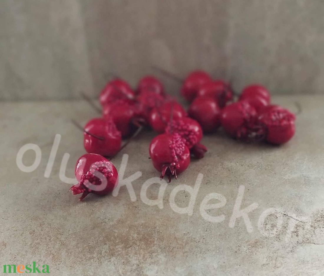 Gránátalma, gyümölcs, dekoráció, beszúró, 3,5 x 3 cm - kellékek & szerszámok - dekorációs kellékek - egyéb kellékek - Meska.hu