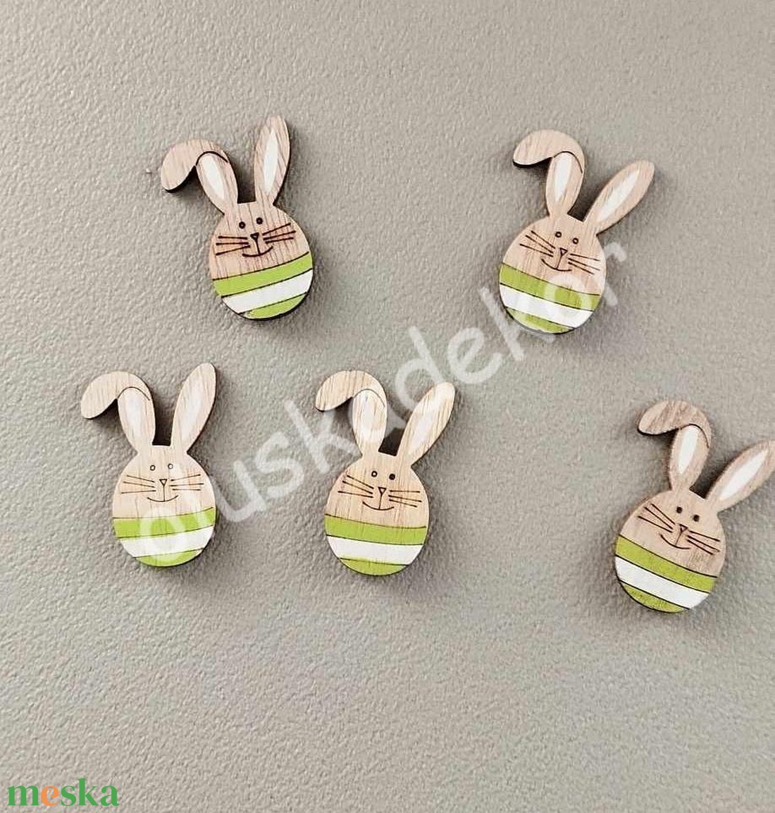 Tojás nyuszi, öntapadós fafigura - kellékek & szerszámok - dekorációs kellékek - egyéb kellékek - Meska.hu