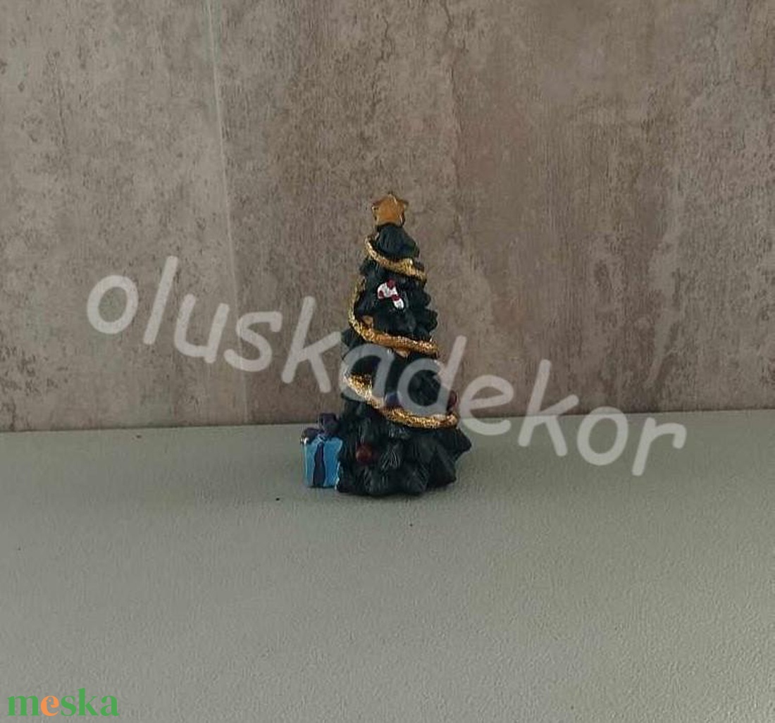 Téli falu, téli jelenet, karácsonyfa ajándékokkal - 9x4,5cm - karácsony - karácsonyi lakásdekoráció - karácsonyi lakásdíszek - Meska.hu