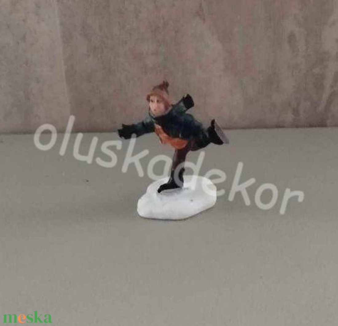 Téli falu, korcsolyázó kisfiu - 5,5x5,5cm - karácsony - karácsonyi lakásdekoráció - karácsonyi lakásdíszek - Meska.hu