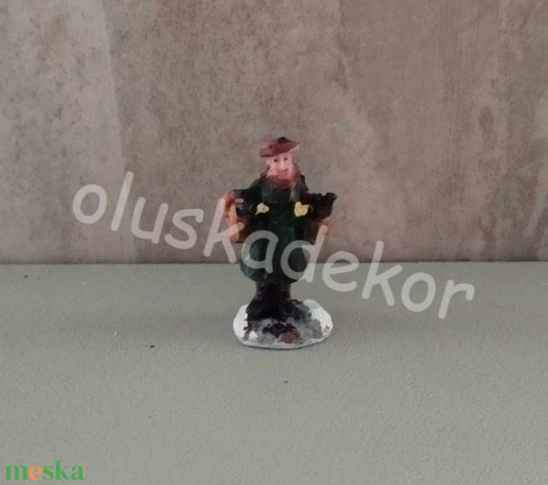 Téli falu, kosarat cipelő néni - 5,5x3cm - karácsony - karácsonyi lakásdekoráció - karácsonyi lakásdíszek - Meska.hu