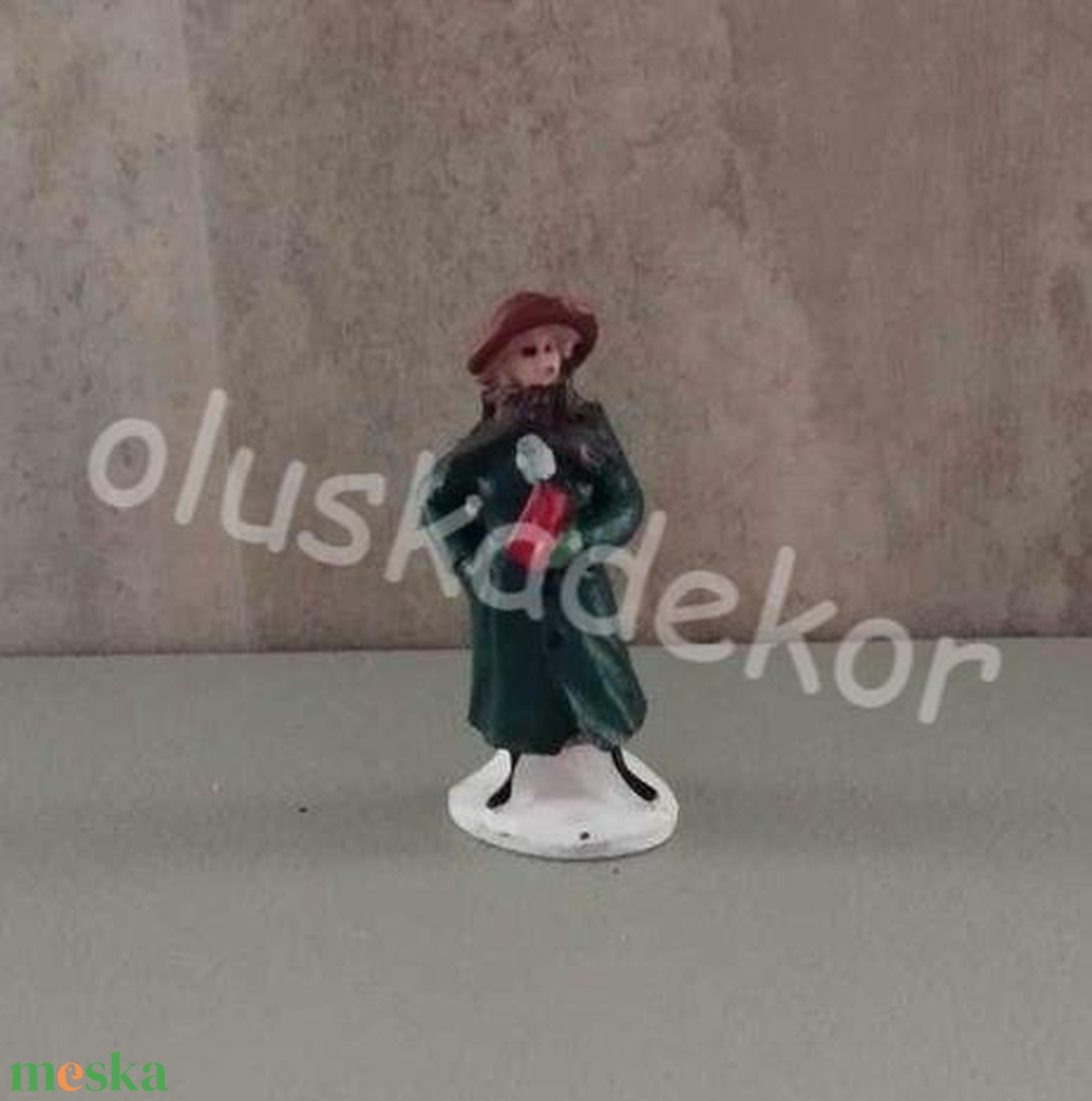 Téli falu, téli jelenet, zöldkabátos hölgy - 6x3cm - karácsony - karácsonyi lakásdekoráció - karácsonyi lakásdíszek - Meska.hu