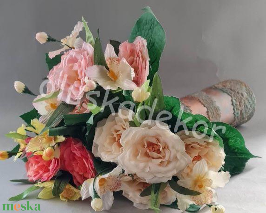 Rózsacsokor orchideával, selyem dekorációs növény, 7 virág, 31cm - kellékek & szerszámok - dekorációs kellékek - egyéb kellékek - Meska.hu