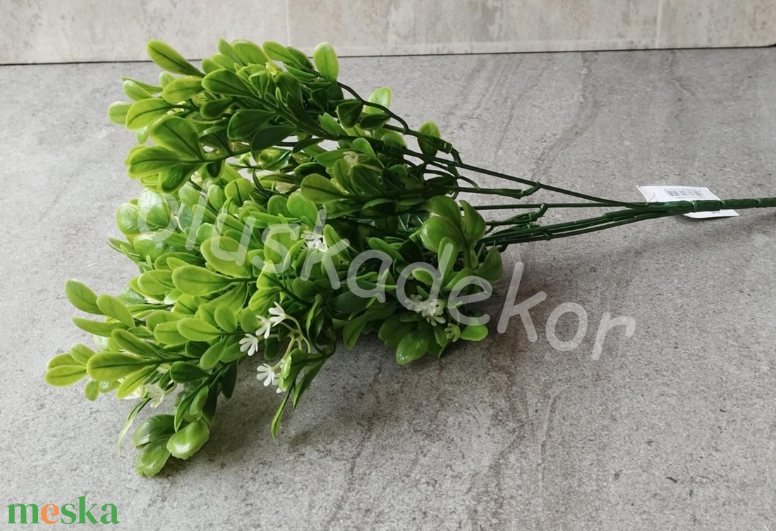 Díszítő zöld bokor, dekorációs műnövény apró virágokkal, 35cm - kellékek & szerszámok - dekorációs kellékek - virágfej - Meska.hu