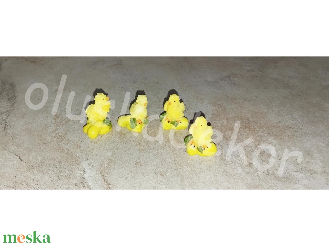 Csibe répán, paradicsomon, szőlőn, körtén, mini húsvéti dekorációs alapanyag, figura, 2x2,5cm - kellékek & szerszámok - dekorációs kellékek - figurák - Meska.hu