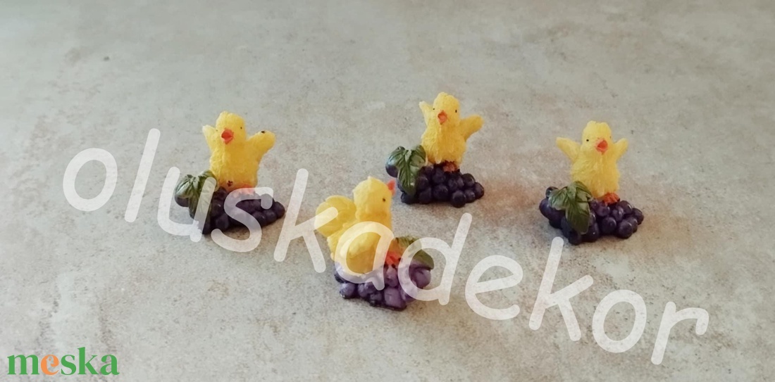 Csibe répán, paradicsomon, szőlőn, körtén, mini húsvéti dekorációs alapanyag, figura, 2x2,5cm - kellékek & szerszámok - dekorációs kellékek - figurák - Meska.hu