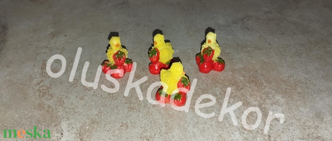 Csibe répán, paradicsomon, szőlőn, körtén, mini húsvéti dekorációs alapanyag, figura, 2x2,5cm - kellékek & szerszámok - dekorációs kellékek - figurák - Meska.hu