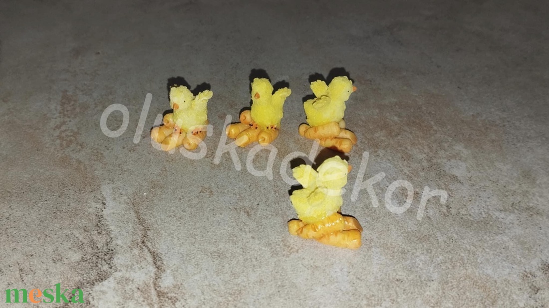 Csibe répán, paradicsomon, szőlőn, körtén, mini húsvéti dekorációs alapanyag, figura, 2x2,5cm - kellékek & szerszámok - dekorációs kellékek - figurák - Meska.hu