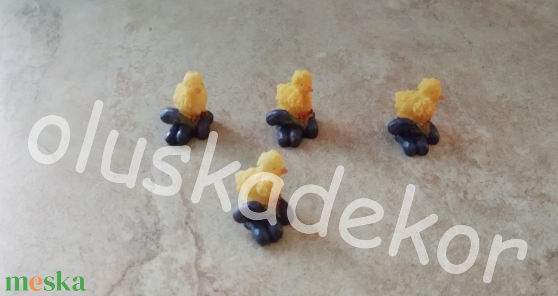 Csibe gombán, padlizsánon, epren, mini húsvéti dekorációs alapanyag, figura, 2x2,5cm - kellékek & szerszámok - dekorációs kellékek - figurák - Meska.hu