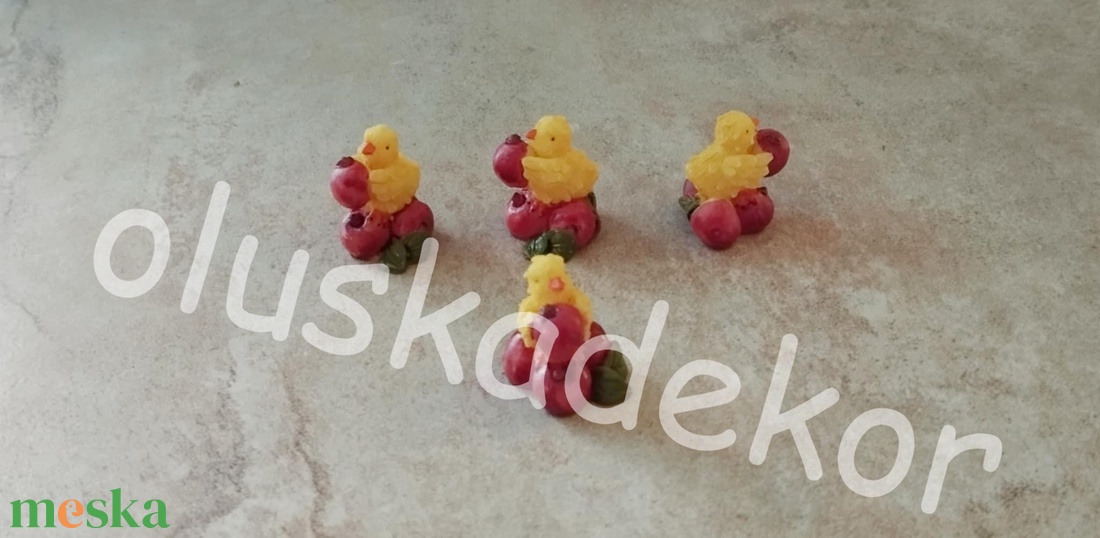 Csibe gombán, padlizsánon, epren, mini húsvéti dekorációs alapanyag, figura, 2x2,5cm - kellékek & szerszámok - dekorációs kellékek - figurák - Meska.hu