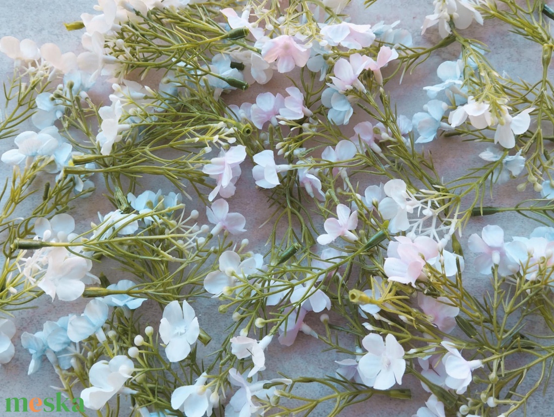 Virágos díszítőág levelekkel, dekorációs műnövény, rózsaszín, fehér, kék színben, 8cm - kellékek & szerszámok - dekorációs kellékek - egyéb kellékek - Meska.hu