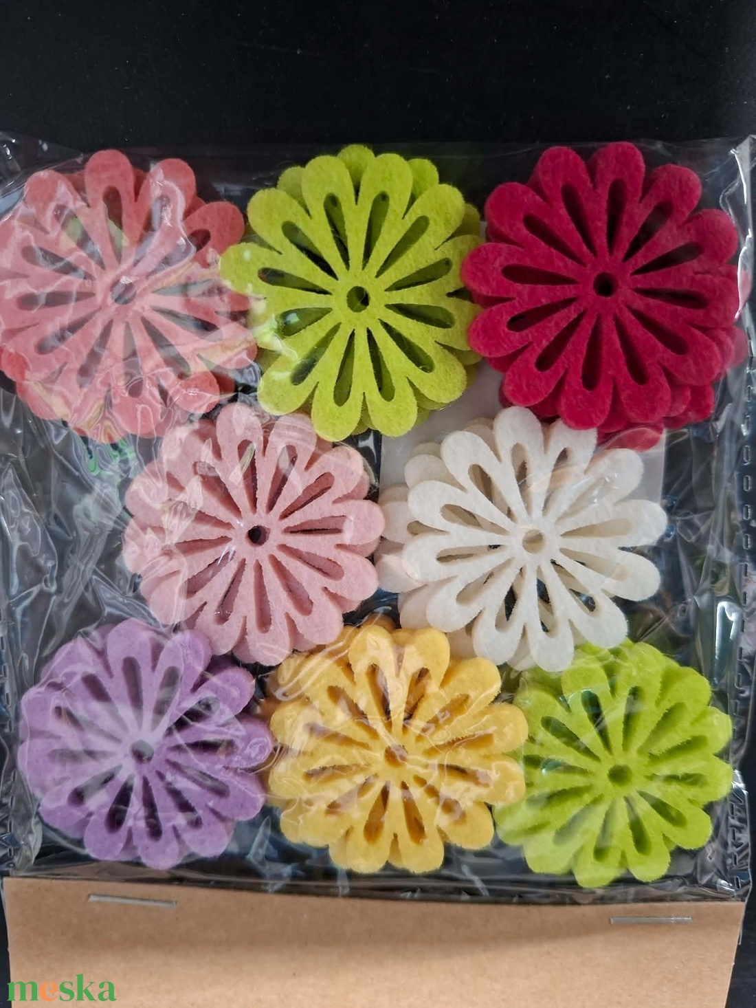 Virág, filcvirág, nyári, tavaszi dekorációs figura, 6 színben, 3cm - kellékek & szerszámok - dekorációs kellékek - egyéb kellékek - Meska.hu