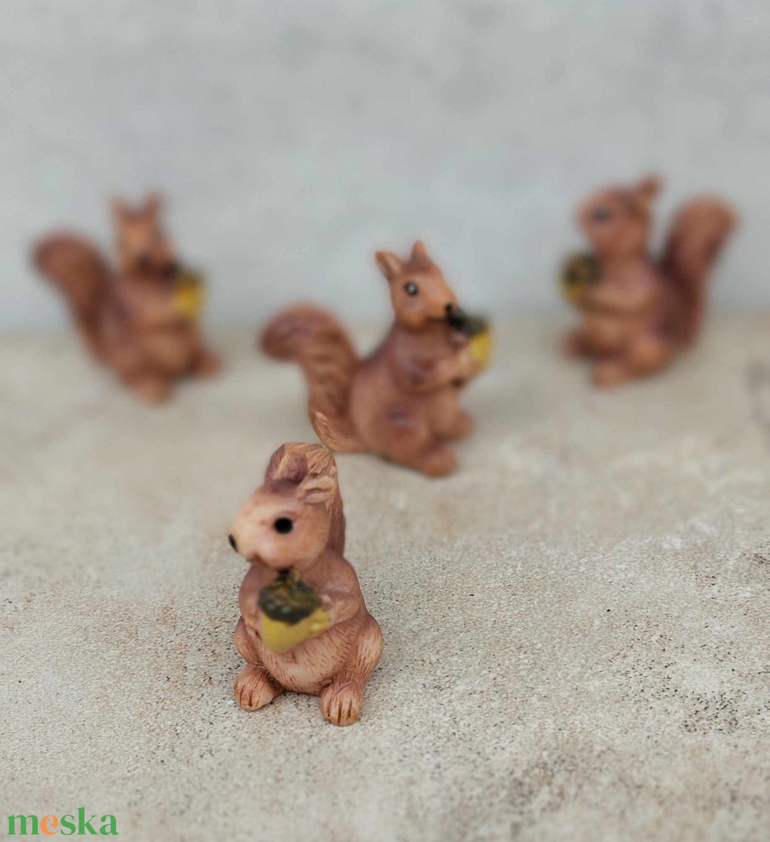 Mókus mogyoróval, őszi, poly dekor figura, 3,5x4cm - kellékek & szerszámok - dekorációs kellékek - figurák - Meska.hu