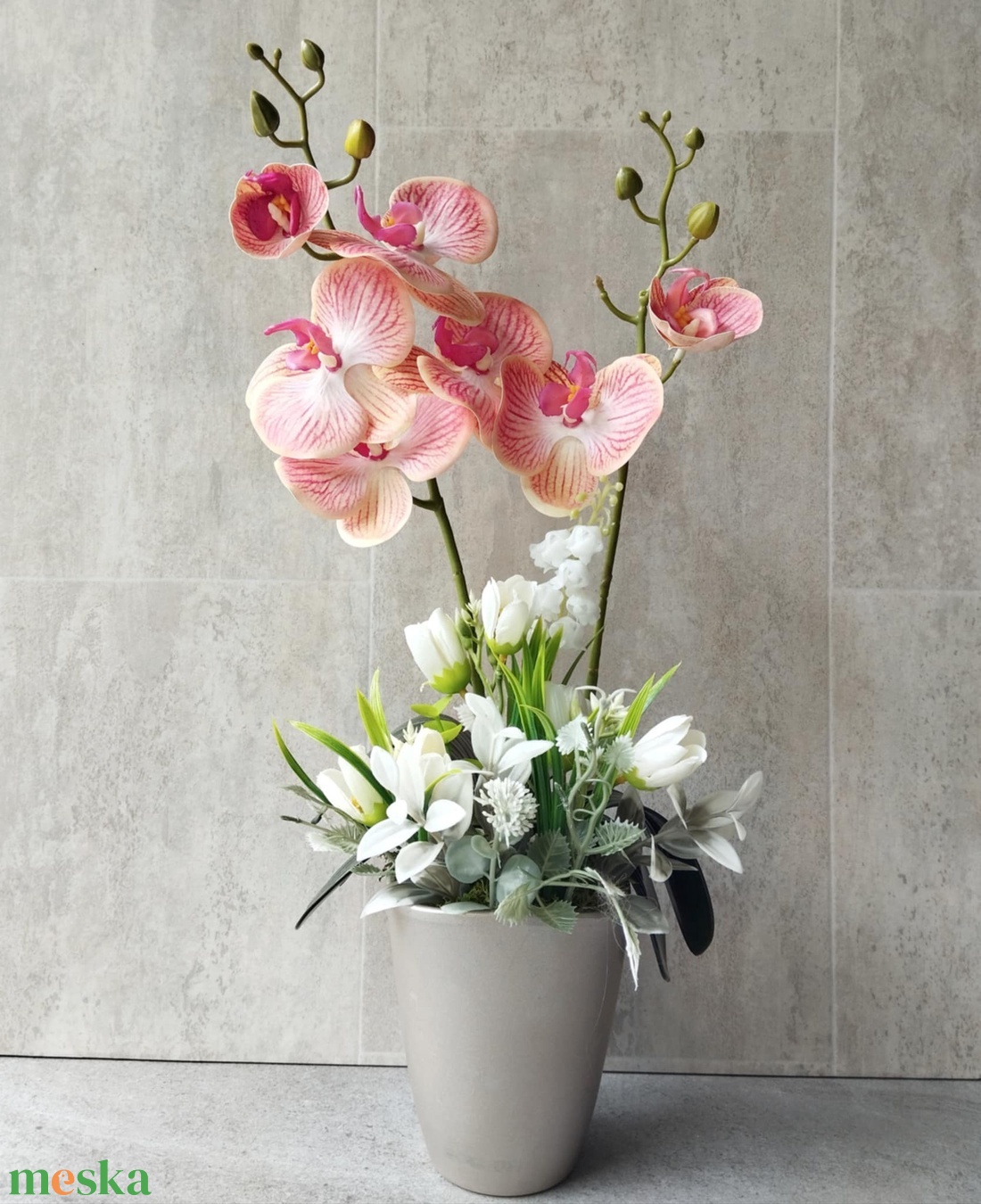 Orchidea, hóvirág, gyöngyvirág, barack/cirmos, fehér, gumi és selyemcsokor kerámia kaspóban, 49cm - otthon & életmód - virágdekoráció - virágdíszek - virágdísz kaspóban - Meska.hu