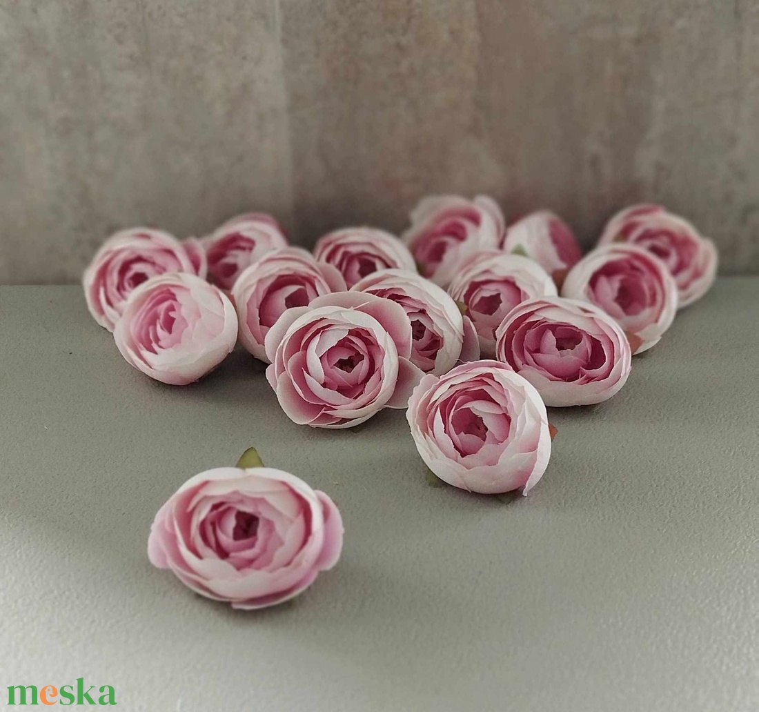 Ranunculus, boglárka, selyem virágfej, dekorációs alapanyag, 5cm - kellékek & szerszámok - dekorációs kellékek - virágfej - Meska.hu