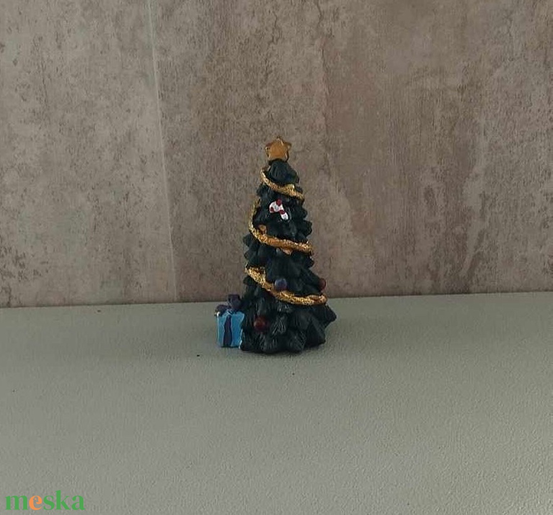 Téli falu, téli jelenet, karácsonyfa ajándékokkal - 9x4,5cm - kellékek & szerszámok - dekorációs kellékek - figurák - Meska.hu