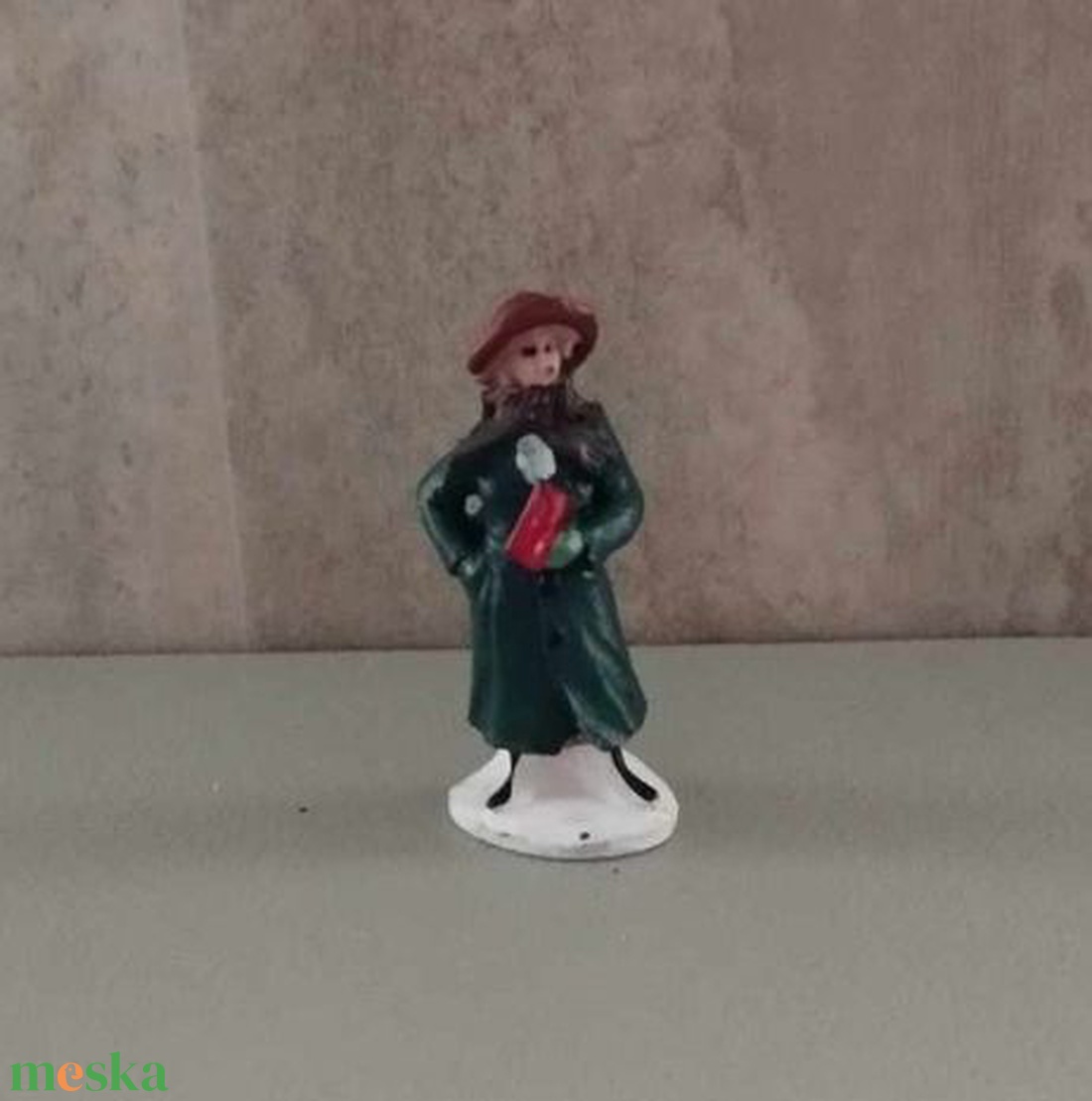 Téli falu, téli jelenet, zöldkabátos hölgy - 6x3cm - kellékek & szerszámok - dekorációs kellékek - figurák - Meska.hu