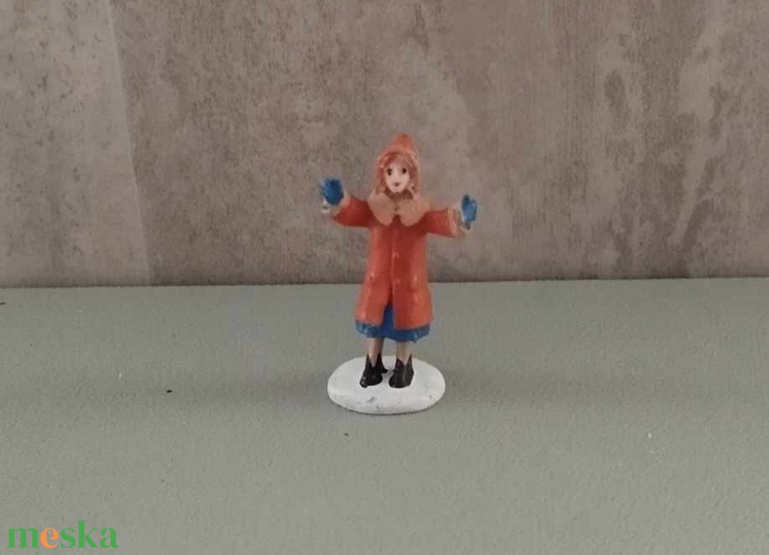 Téli falu, téli jelenet, kislány - 5x3cm - kellékek & szerszámok - dekorációs kellékek - figurák - Meska.hu