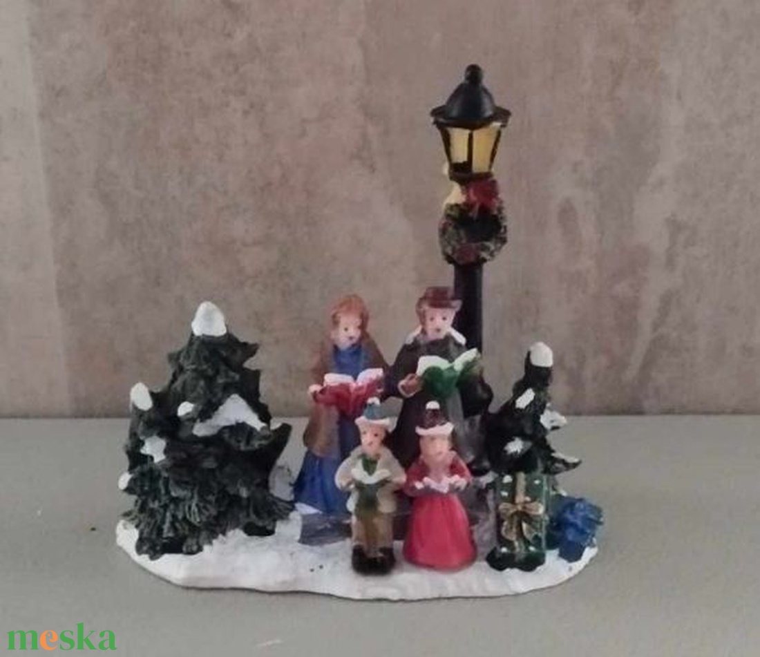 Téli falu, téli jelenet, karácsonyi dekorációs figura, kórusos, 12x7cm - kellékek & szerszámok - dekorációs kellékek - figurák - Meska.hu