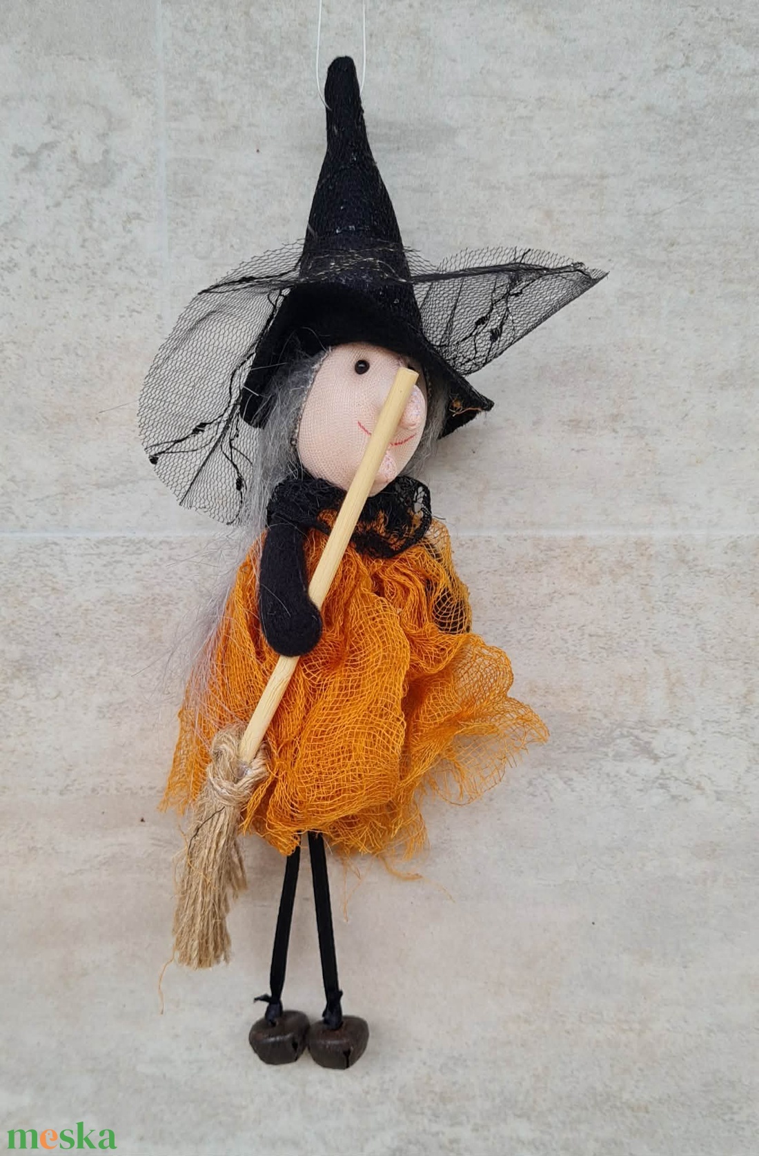 Textil boszorkány, boszi seprűvel, halloweeni, őszi, dekorációs, figura, 23cm - kellékek & szerszámok - dekorációs kellékek - figurák - Meska.hu