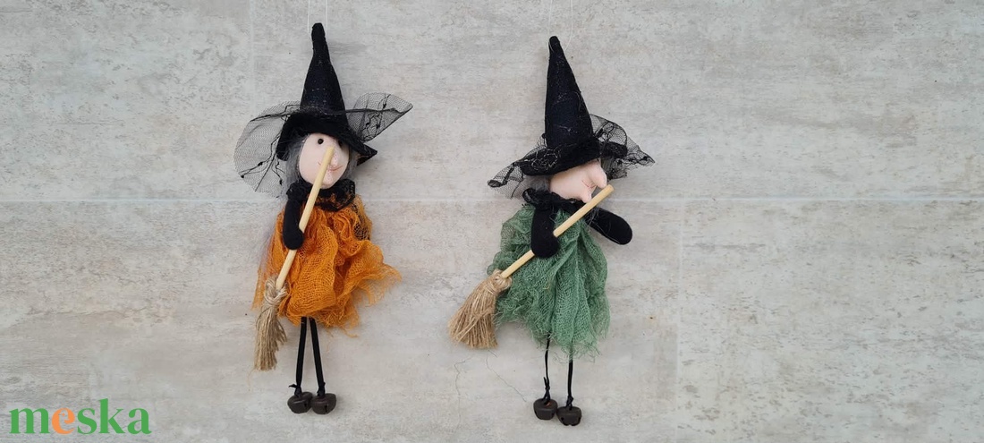 Textil boszorkány, boszi seprűvel, halloweeni, őszi, dekorációs, figura, 23cm - kellékek & szerszámok - dekorációs kellékek - figurák - Meska.hu