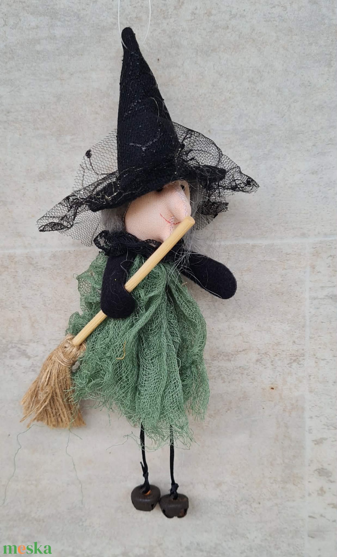 Textil boszorkány, boszi seprűvel, halloweeni, őszi, dekorációs, figura, 23cm - kellékek & szerszámok - dekorációs kellékek - figurák - Meska.hu