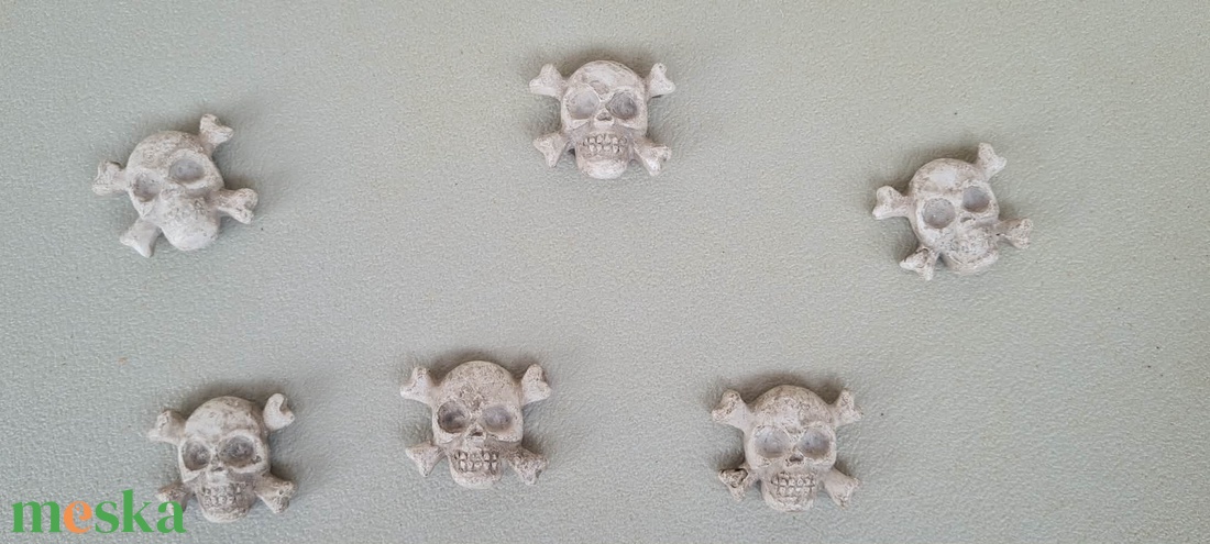 Halálfej, koponya, öntapadós, halloweeni, őszi, dekorációs, figura, 3,4x3cm - kellékek & szerszámok - dekorációs kellékek - figurák - Meska.hu