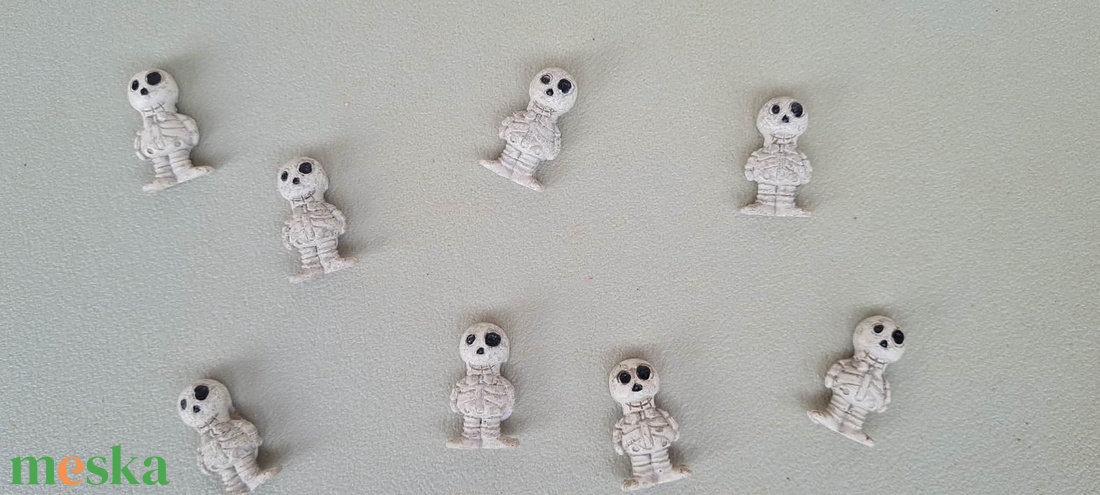 Múmia, öntapadós, halloweeni, őszi, dekorációs, figura, 3,4x1,9cm - kellékek & szerszámok - dekorációs kellékek - figurák - Meska.hu