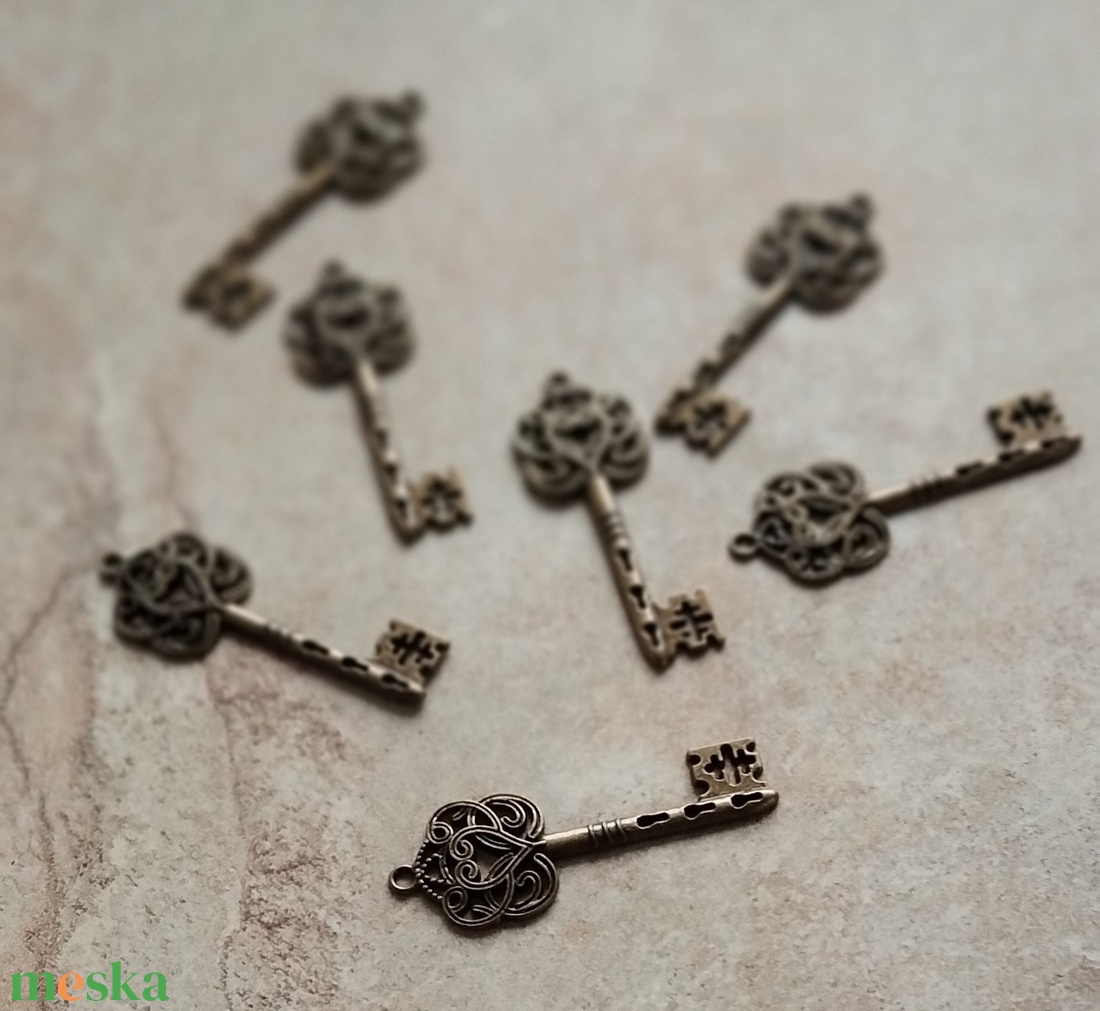 Antik jellegű, óarany kulcs, vintage, fém dekorációs alapanyag, 6x2 cm - kellékek & szerszámok - dekorációs kellékek - egyéb kellékek - Meska.hu