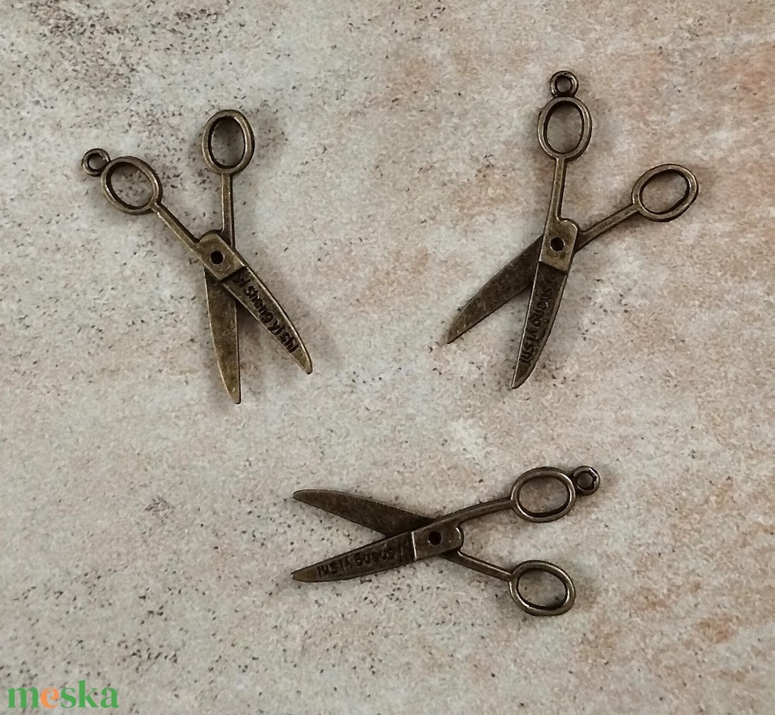 Antik olló, medál, dekorációs alapanyag, ó arany 4,5cmx2cm - kellékek & szerszámok - dekorációs kellékek - egyéb kellékek - Meska.hu