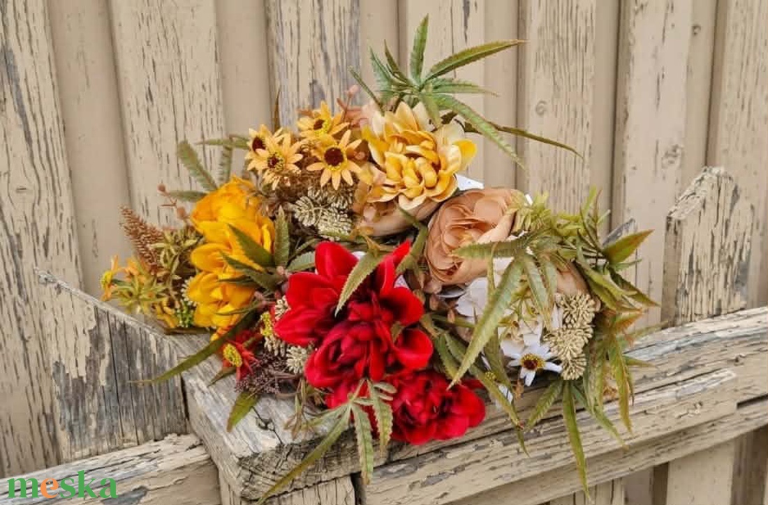 Dália - Ranunculus csokor, díszítő kis virágokkal, zöldekkel, dekorációs alapanyag, 43 cm - kellékek & szerszámok - dekorációs kellékek - virágfej - Meska.hu