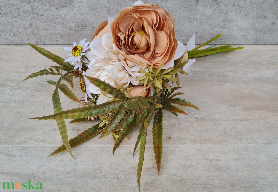 Dália - Ranunculus csokor, díszítő kis virágokkal, zöldekkel, dekorációs alapanyag, 43 cm - kellékek & szerszámok - dekorációs kellékek - virágfej - Meska.hu
