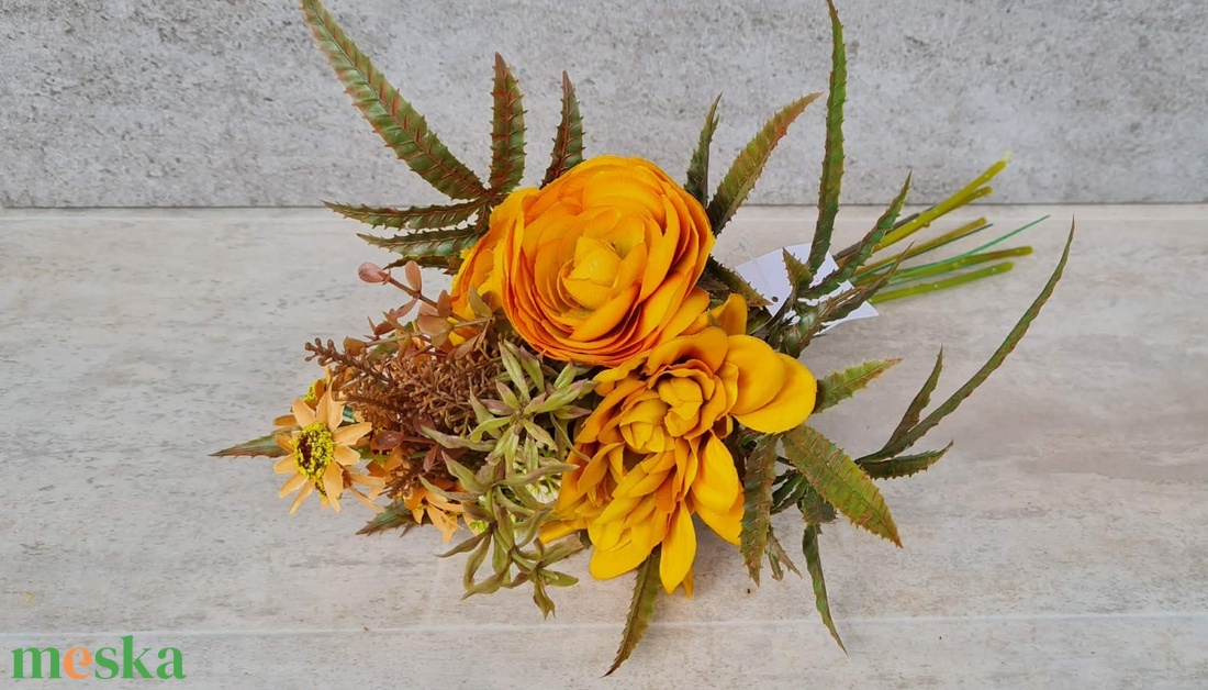 Dália - Ranunculus csokor, díszítő kis virágokkal, zöldekkel, dekorációs alapanyag, 43 cm - kellékek & szerszámok - dekorációs kellékek - virágfej - Meska.hu