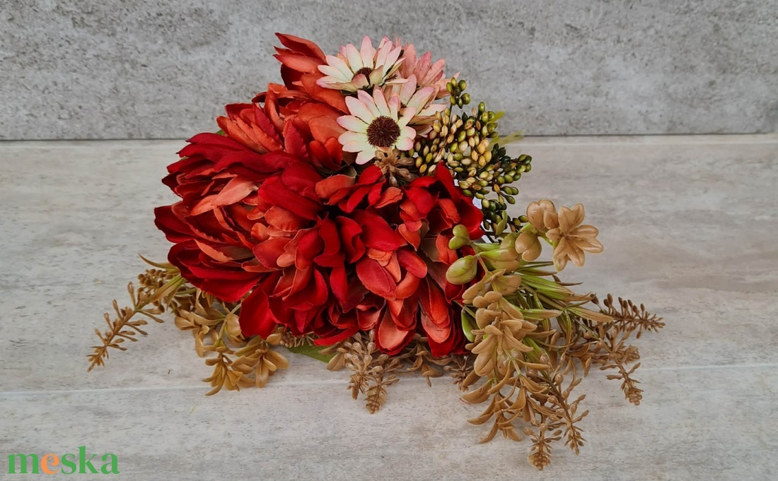 Dália csokor, díszítő kis virágokkal, zöldekkel, dekorációs alapanyag, 35 cm - kellékek & szerszámok - dekorációs kellékek - virágfej - Meska.hu